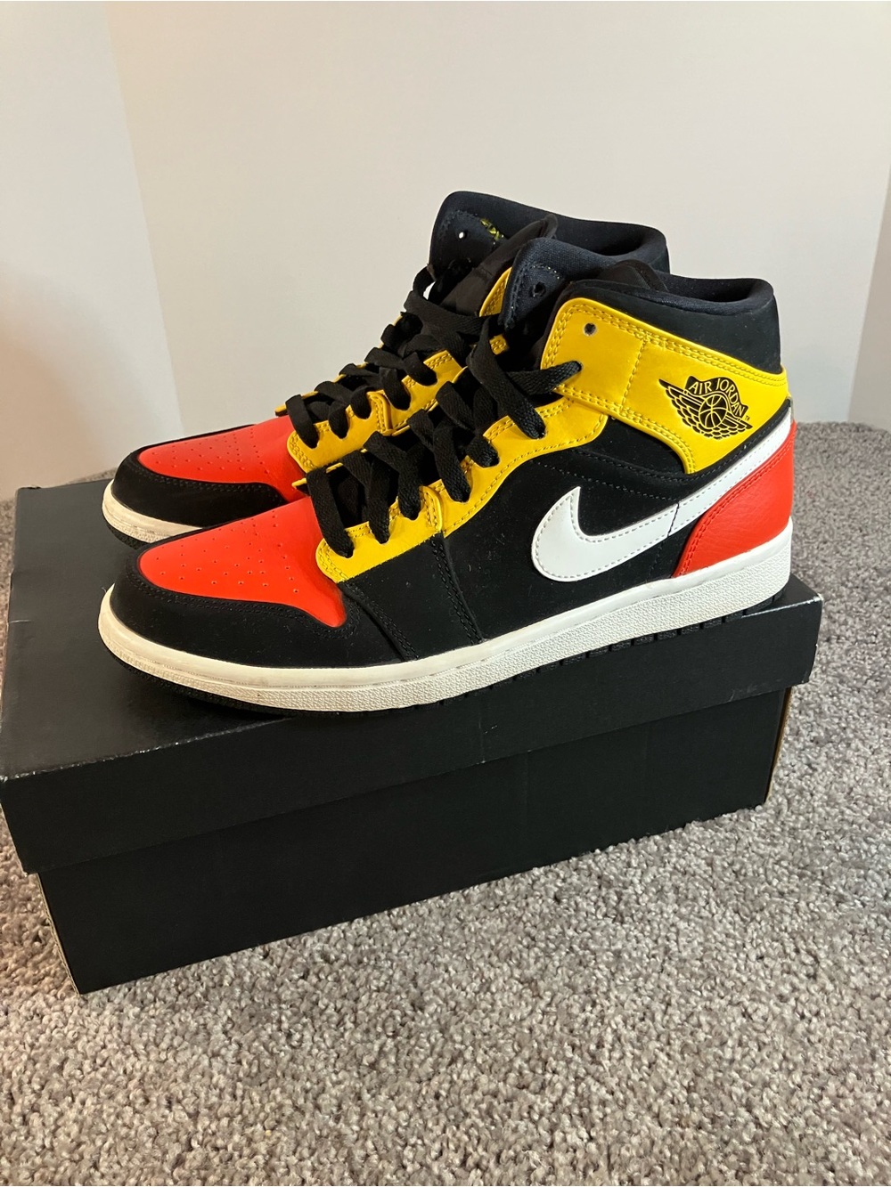 Jordan Air Jordan 1 Mid SE Amarillo Black White Team Orange 852542-087 Size 7.5